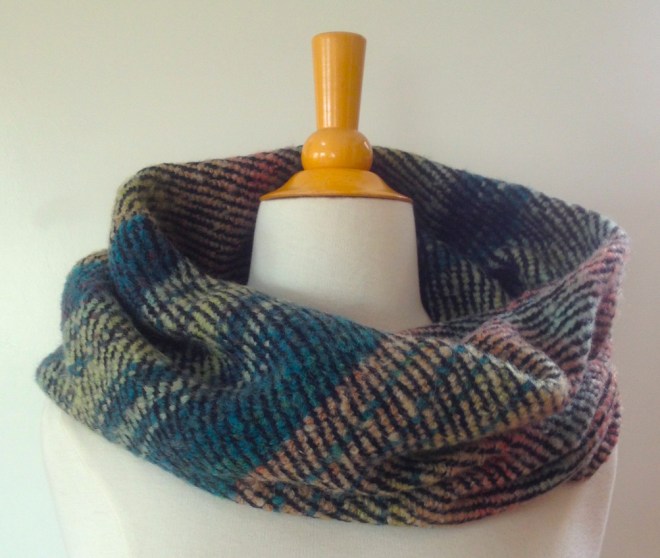 G col, wol 80% mengsel 20%, rond 100 x 62 cm hoog.